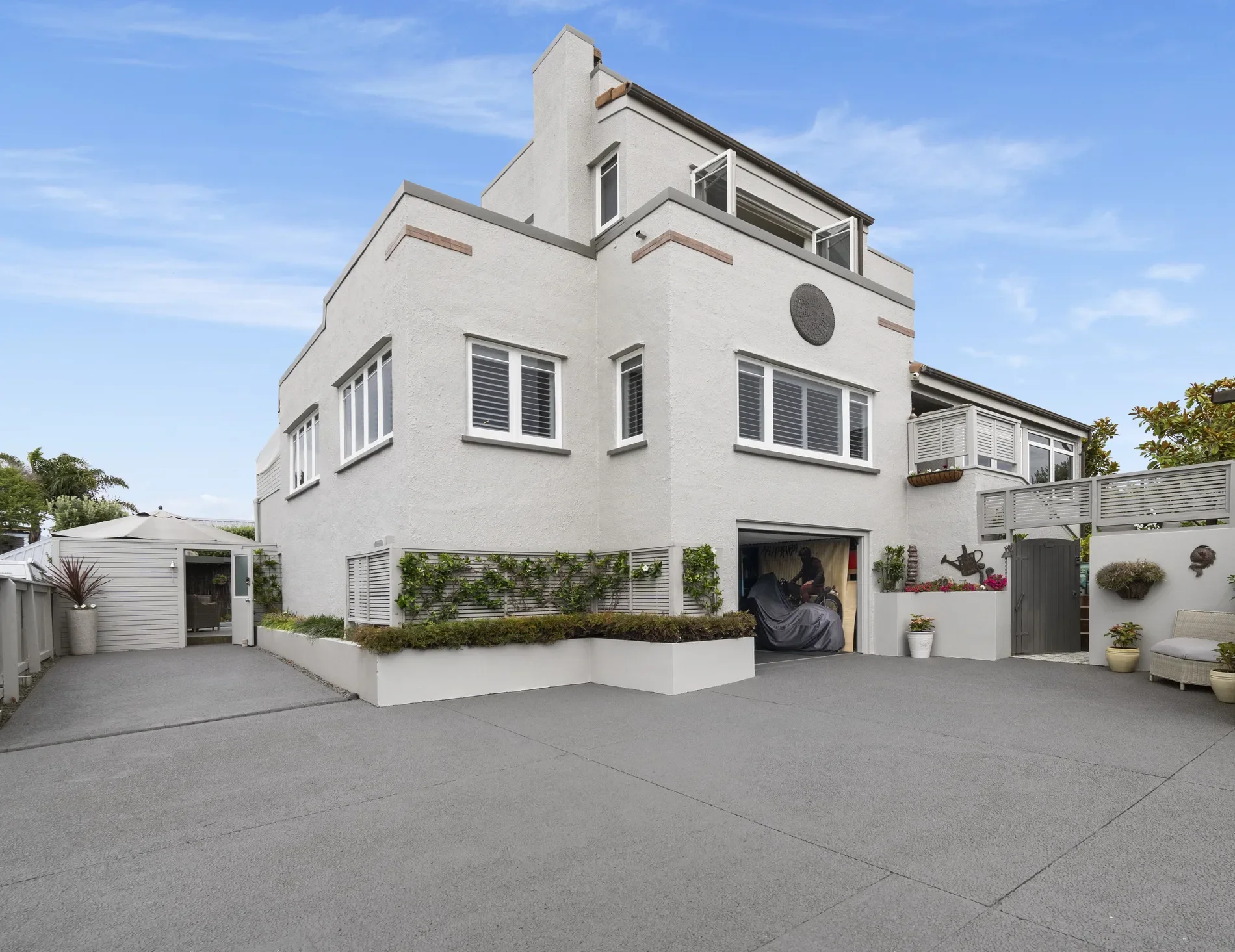 Exterior photo 3