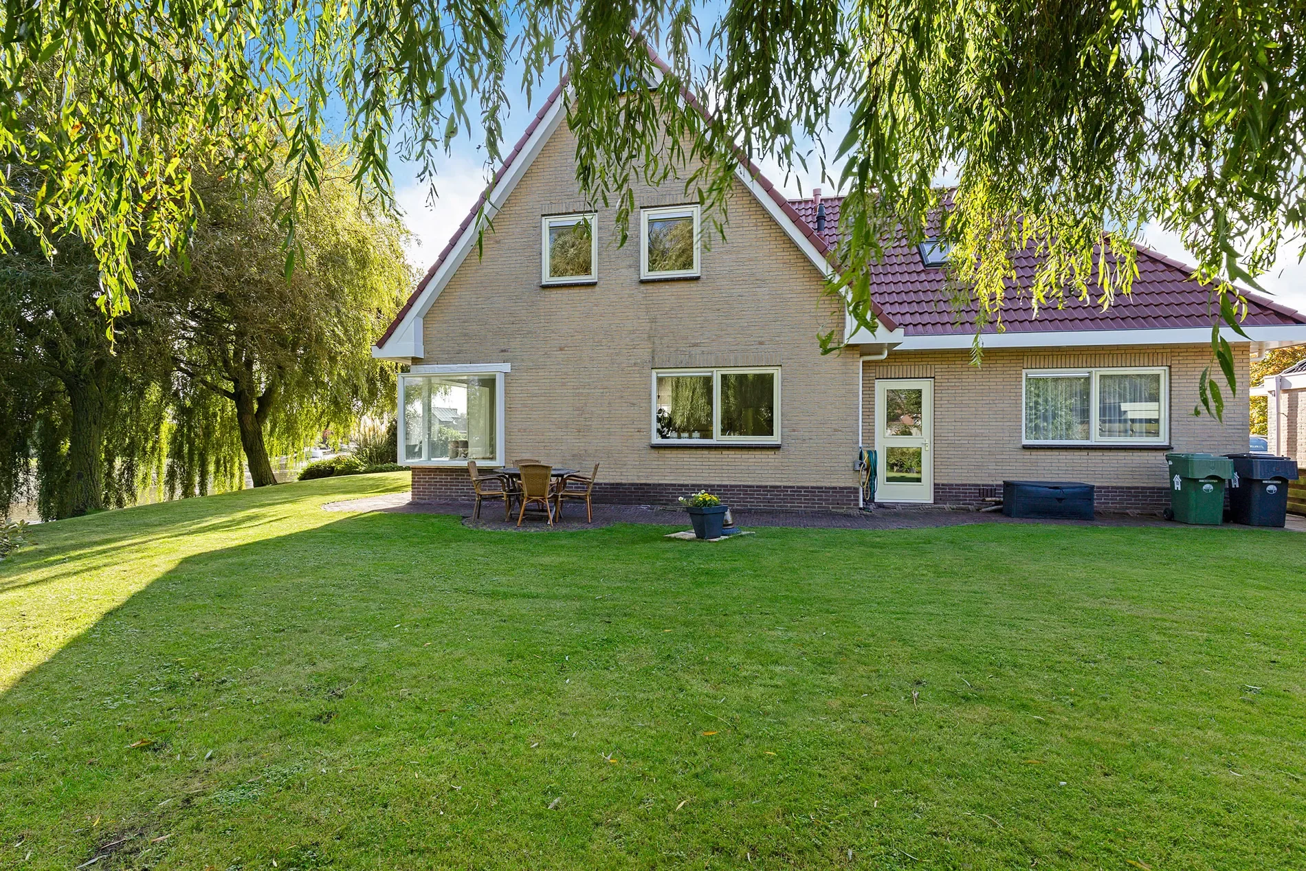 Exterior photo 6