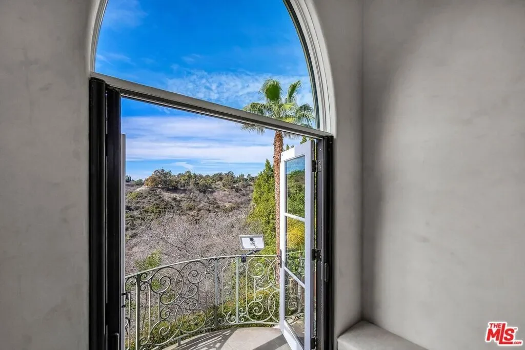 3110 Benedict Canyon Drive, Beverly Hills, California, United States. - Photo 46