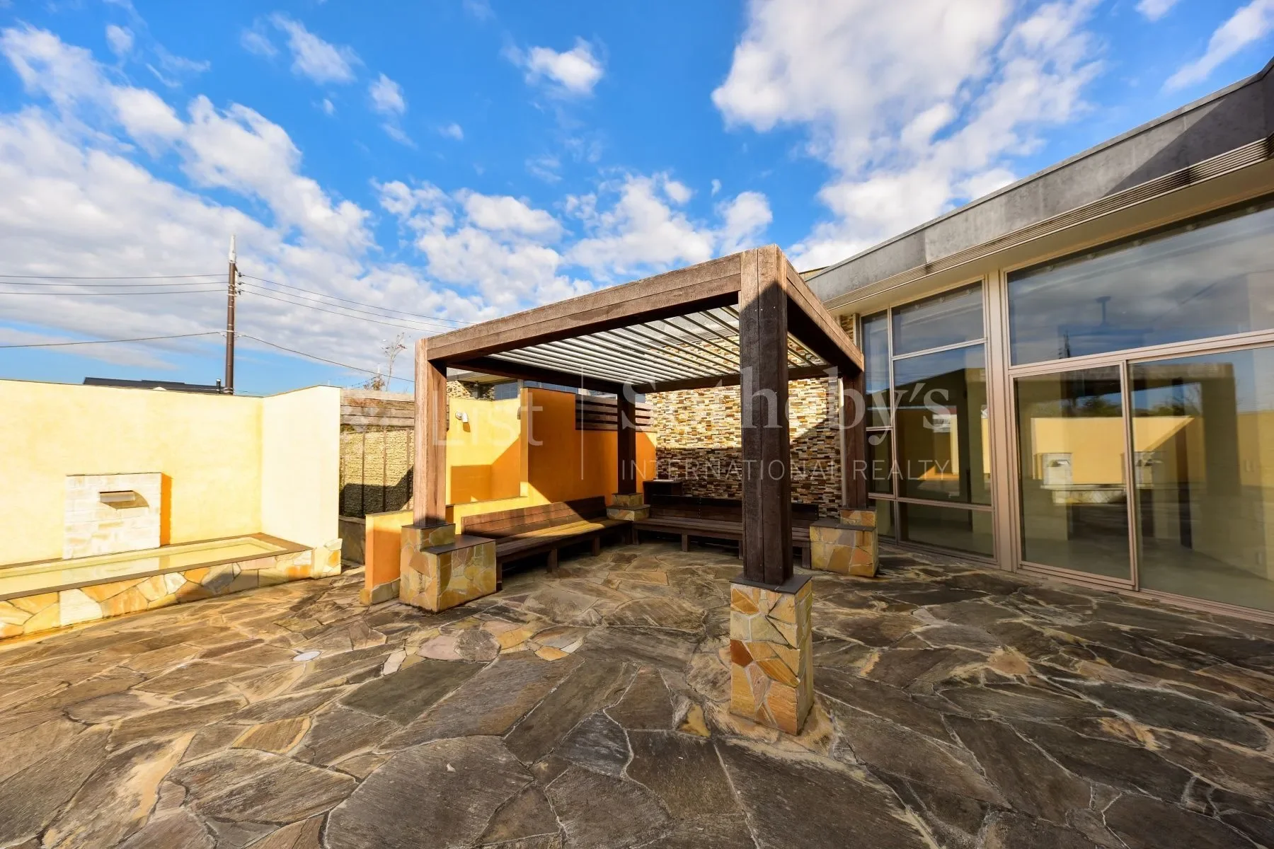 Exterior photo 9