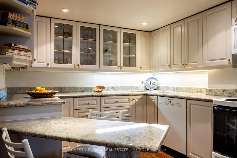 1002 - 63 St Clair Avenue W, Toronto, Ontario, Canada. - Photo 3