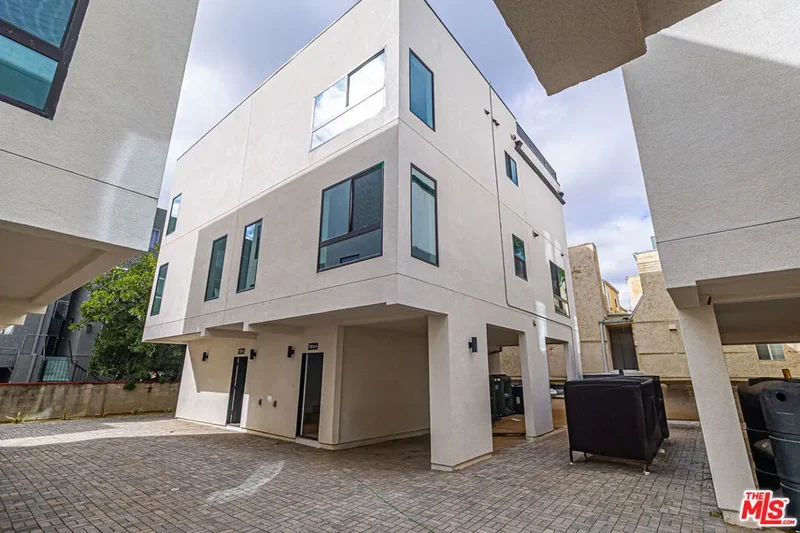 11810 Gilmore Street, Los Angeles, California, United States. - Photo 20