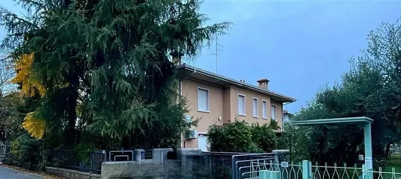 Detached villa to renovate in the heart of Desenzano - lake view and dream potential