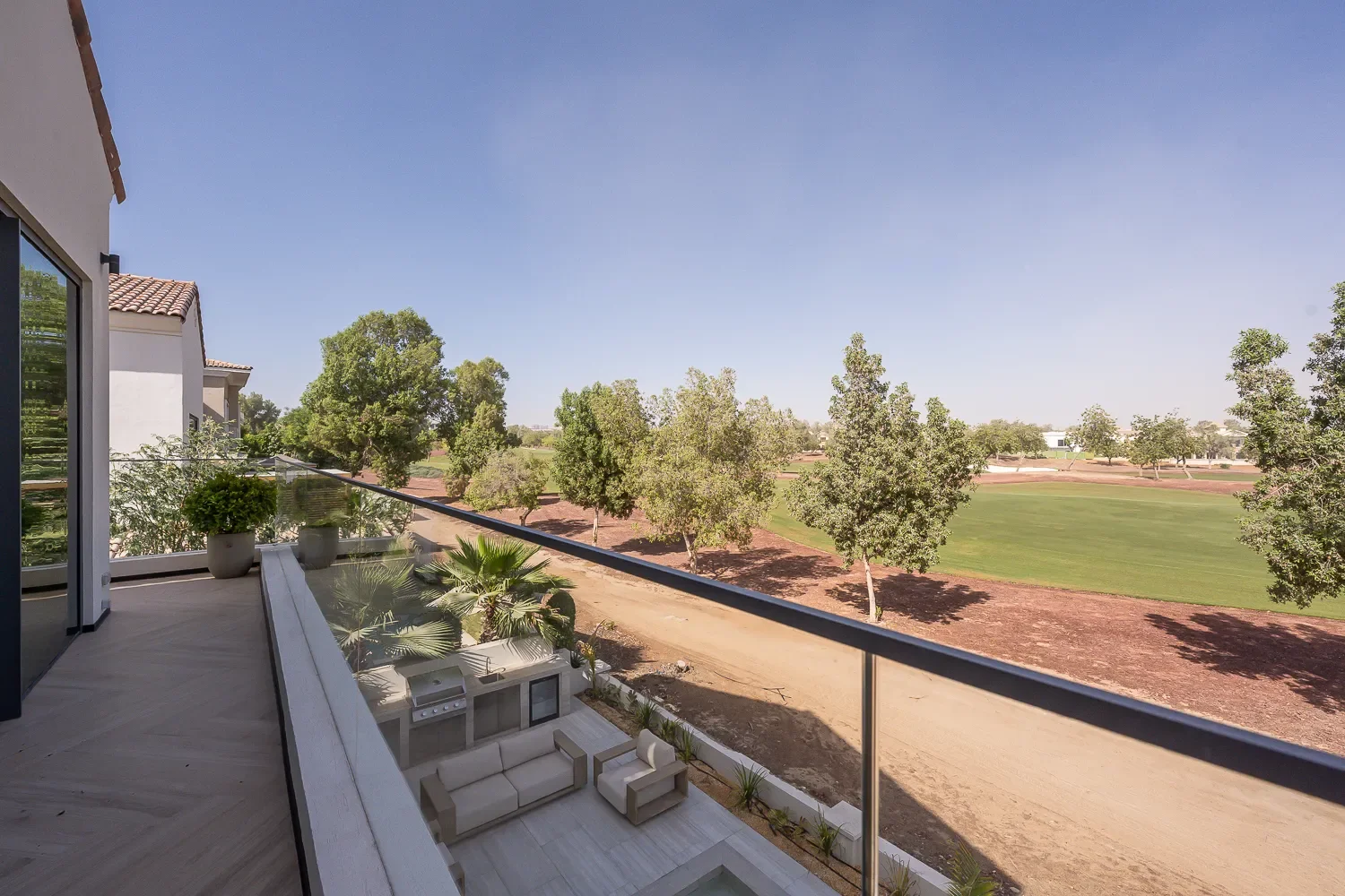 Exterior photo 6
