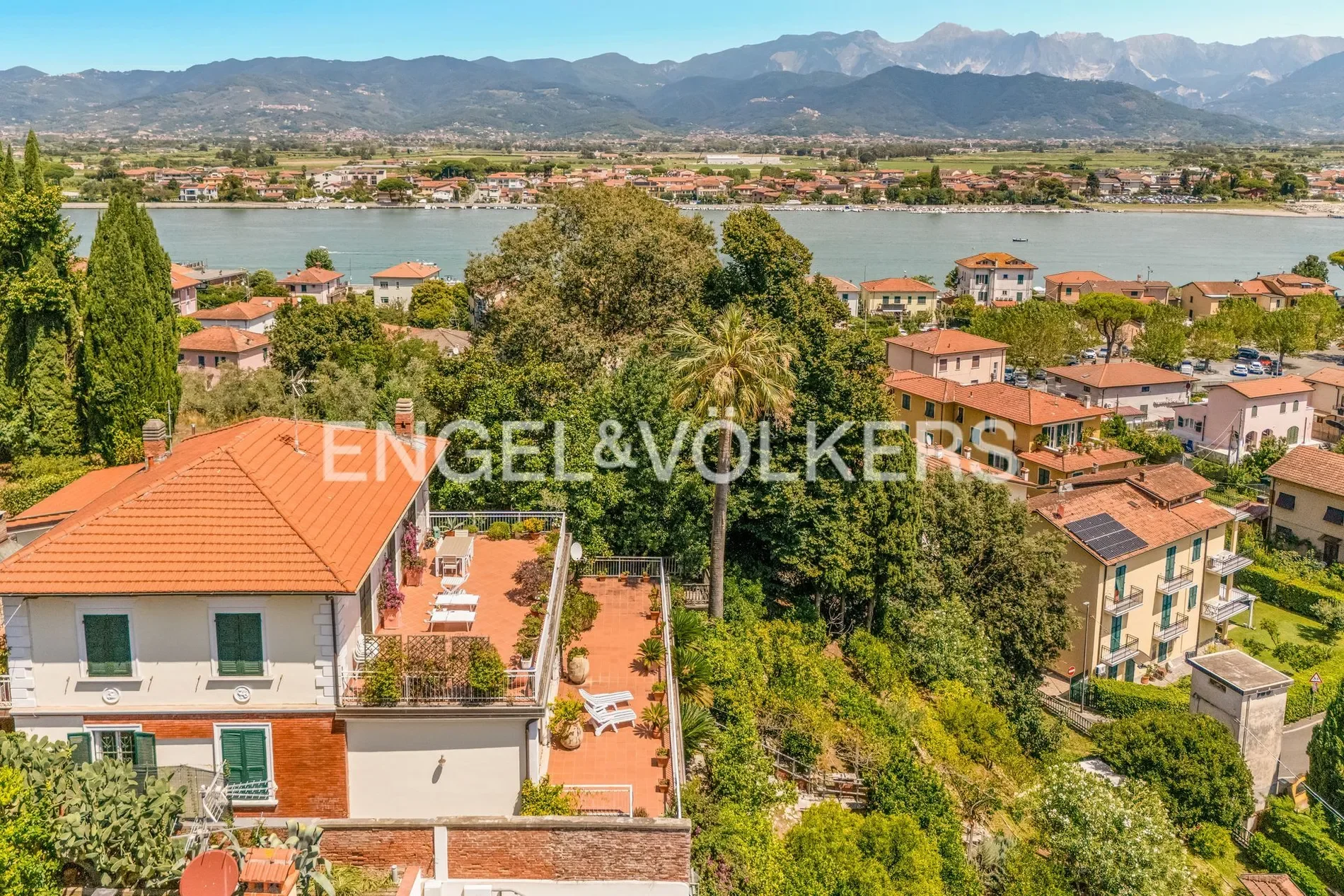 Apartment in Bocca di Magra with splendid sea and garden views