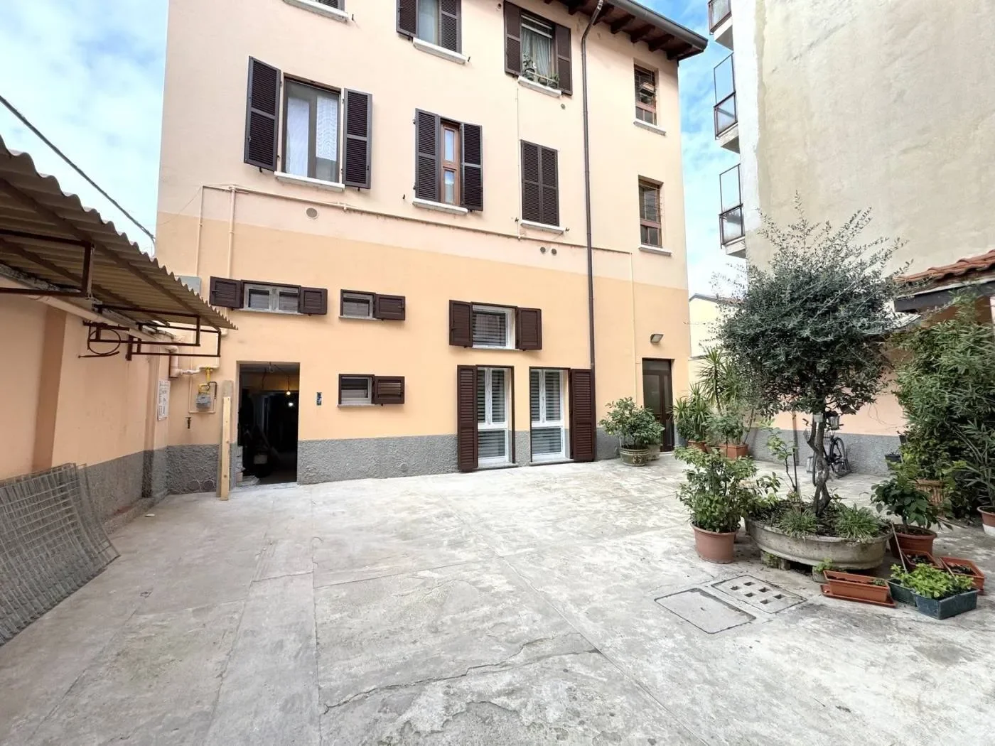 Exterior photo 3