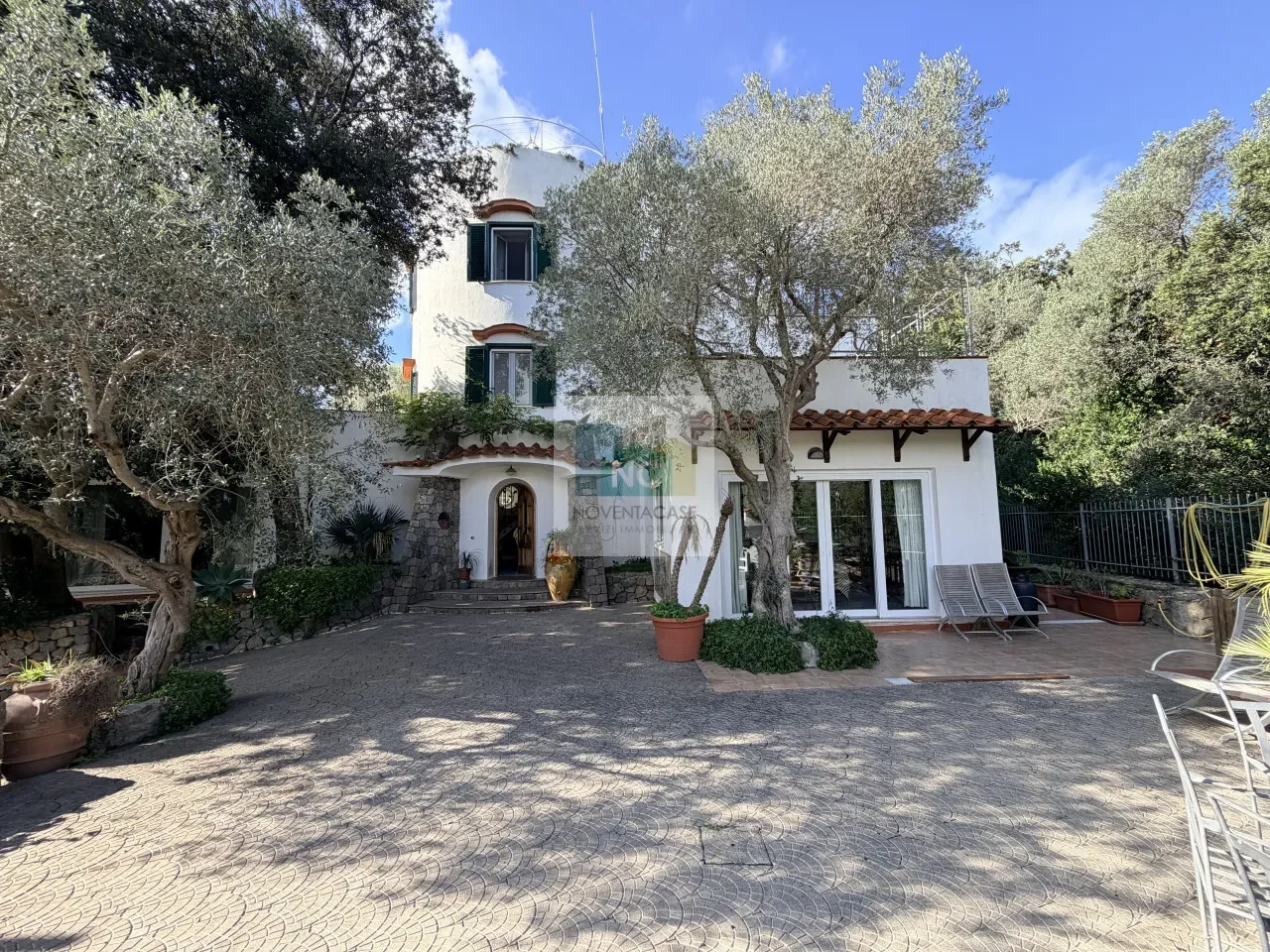 Exterior photo 7