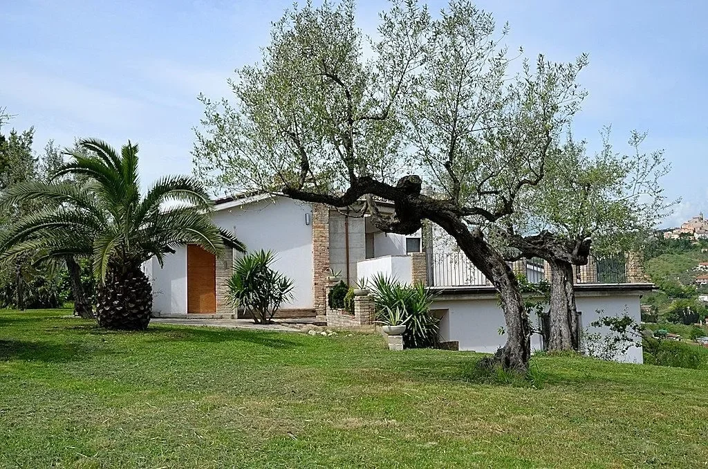 Exterior photo 7
