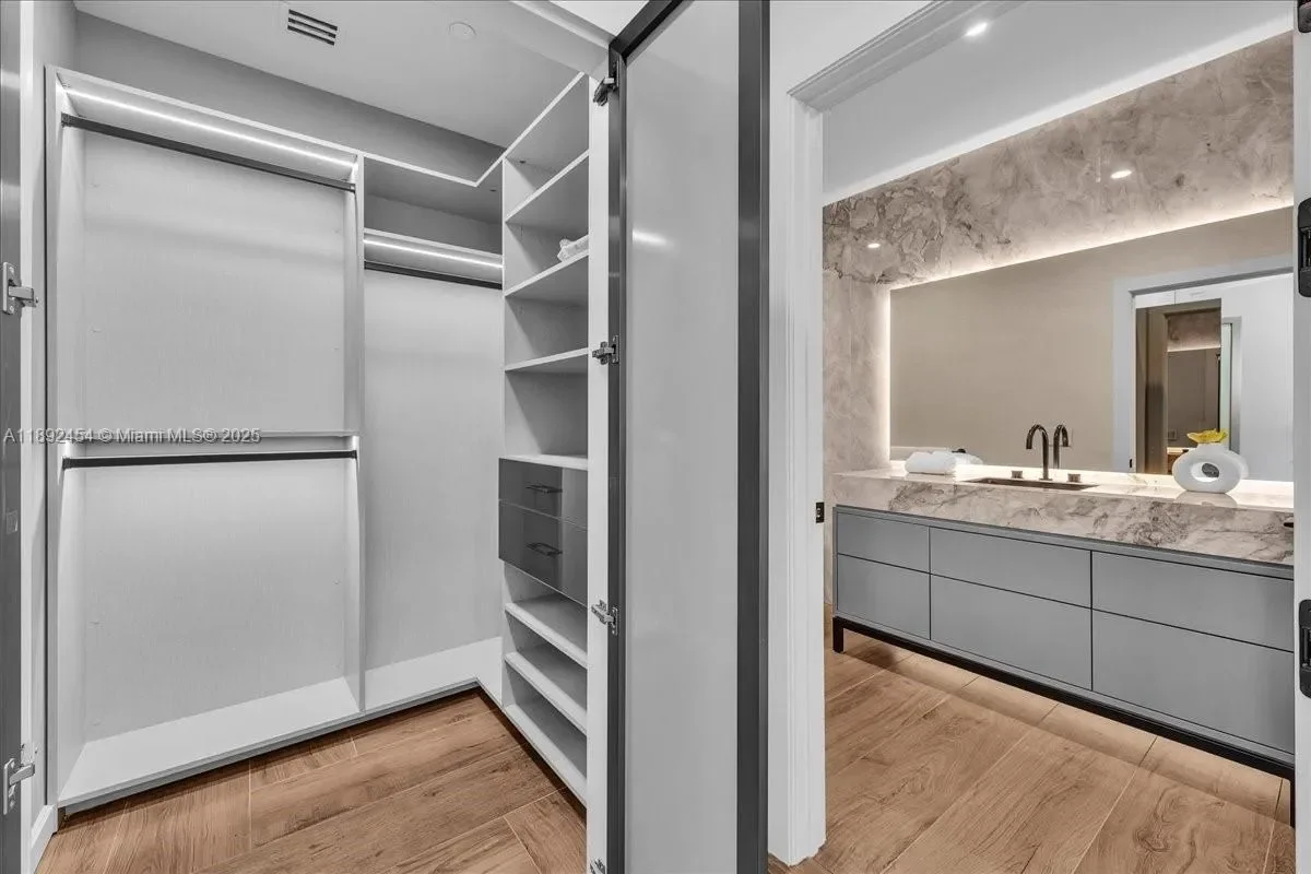 888 Biscayne Blvd #PH 5704, Miami, FL 33132, Miami, Florida, United States. - Photo 5