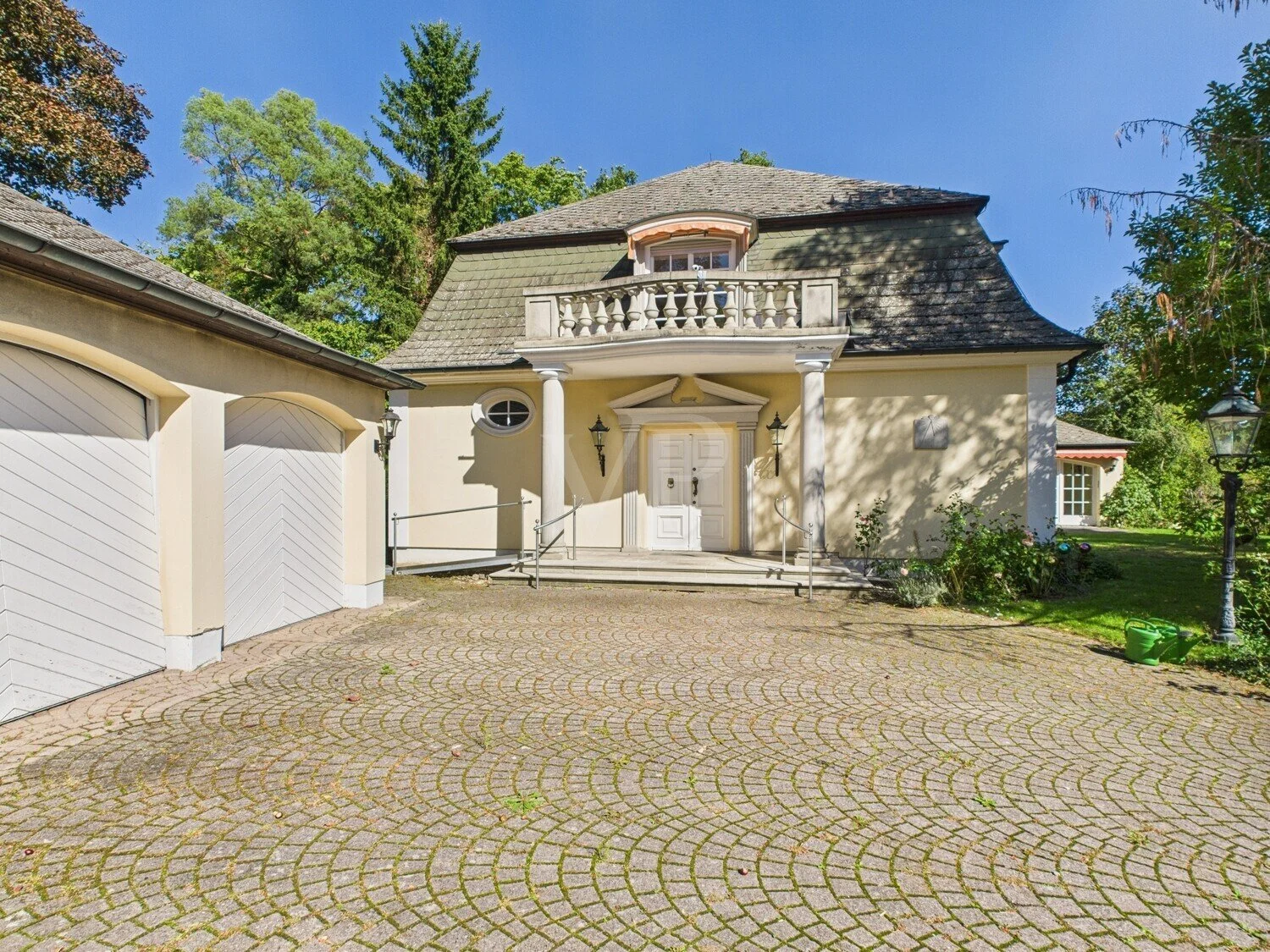 Exterior photo 2