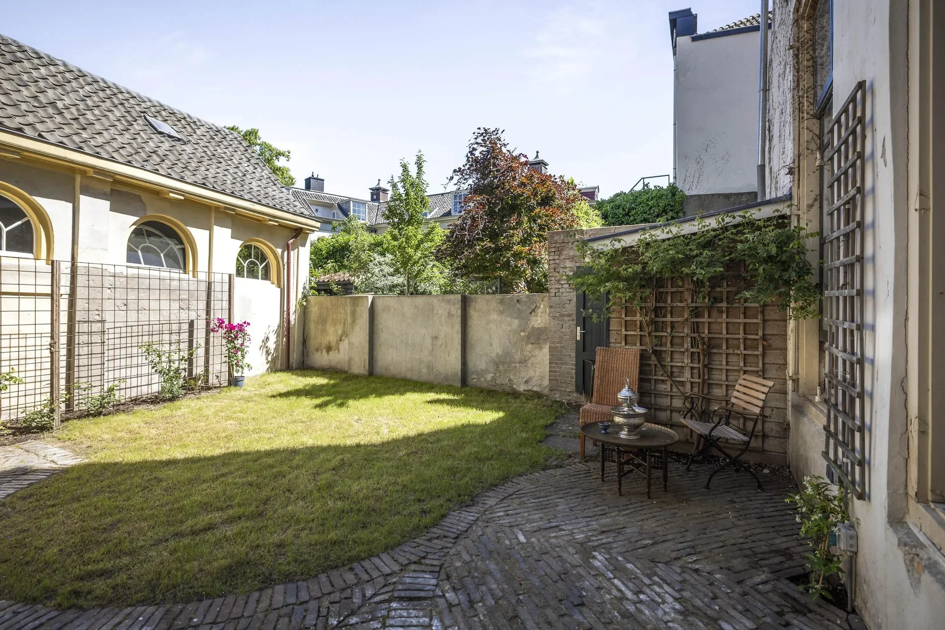 Exterior photo 5