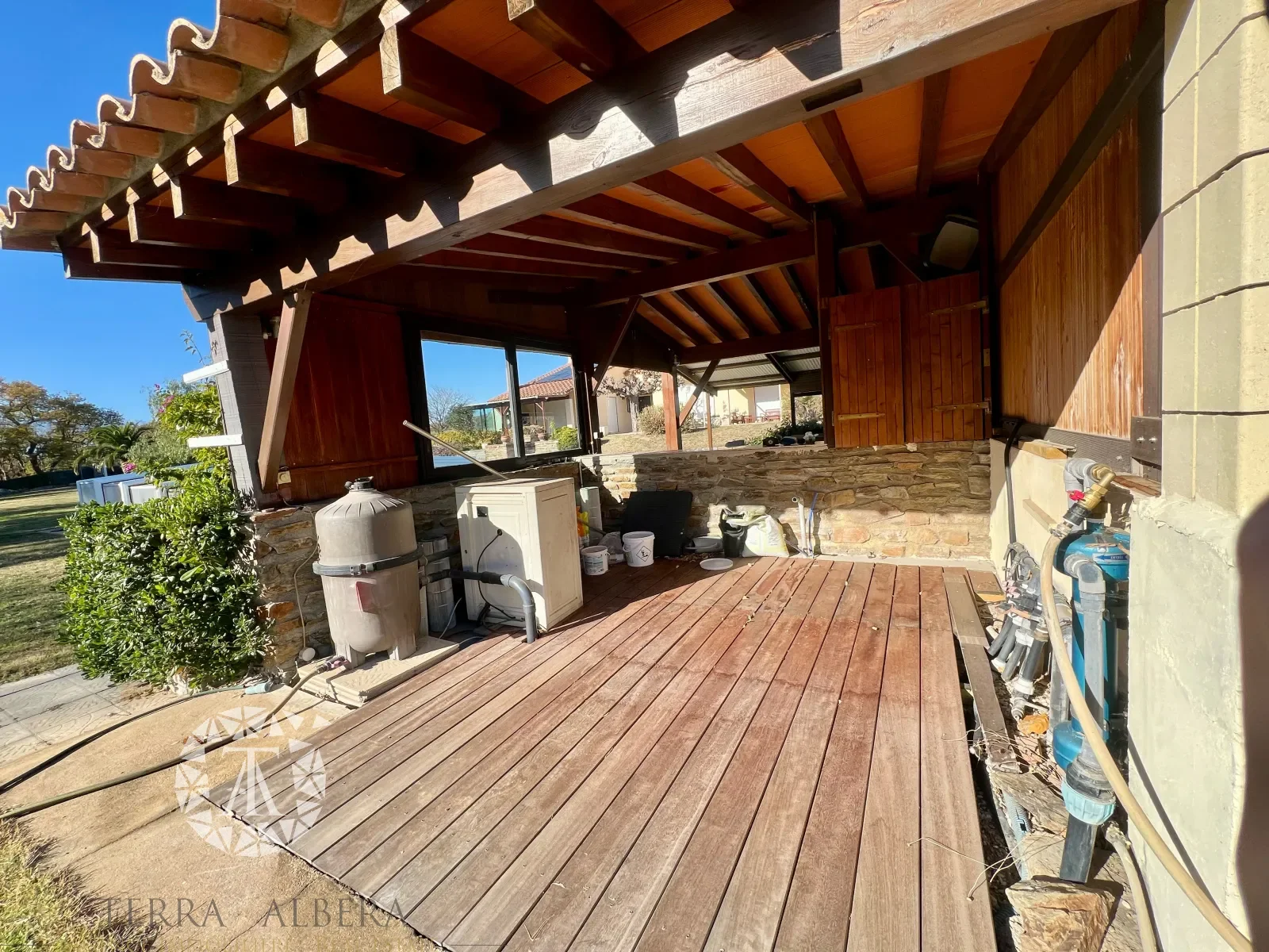 Exterior photo 4