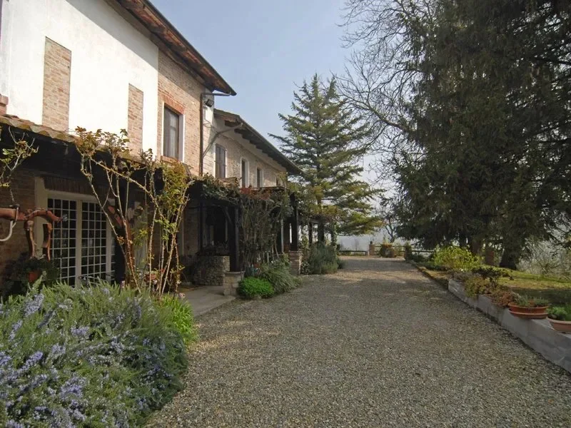 Exterior photo 8