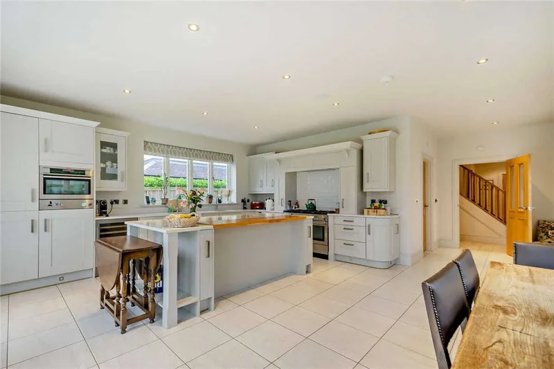 Sussex Avenue, Harrogate, England, United Kingdom. - Photo 8