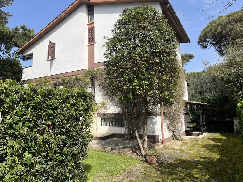 Viale Nettuno, Fregenae, Lazio, Italy. - Photo 49