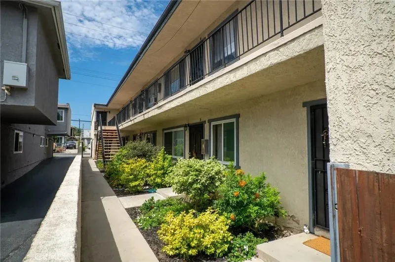 920 Loma Avenue, Signal Hill, California, United States. - Photo 4