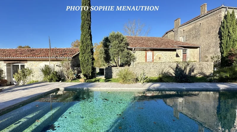 MAISON DE MAITRE DE TYPE T8 DE 375 M2 DONT UNE MAISON D'INVITE + 3 DEPENDANCES