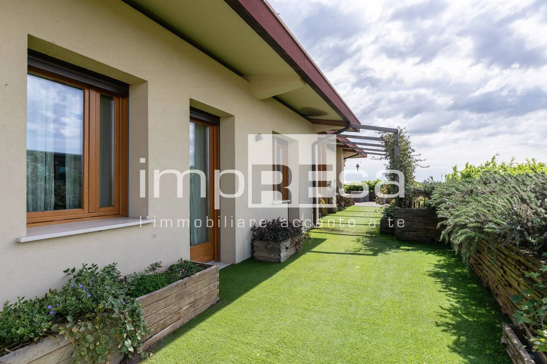 Exterior photo 2