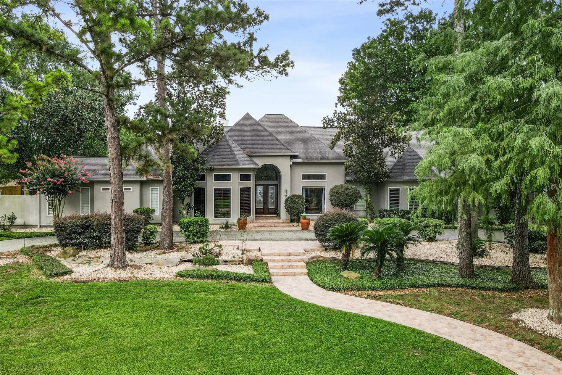 Exterior photo 2