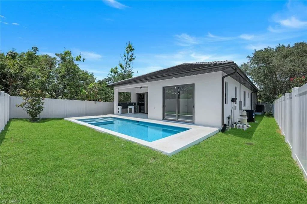 Exterior photo 9