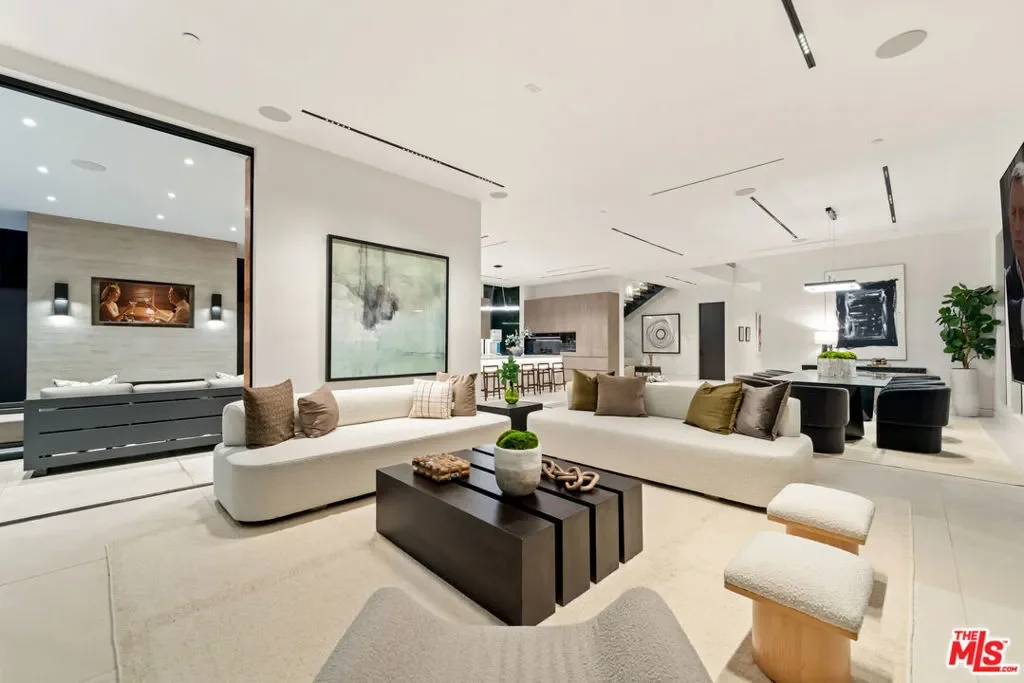 818 N Curson Avenue, Los Angeles, California, United States. - Photo 27