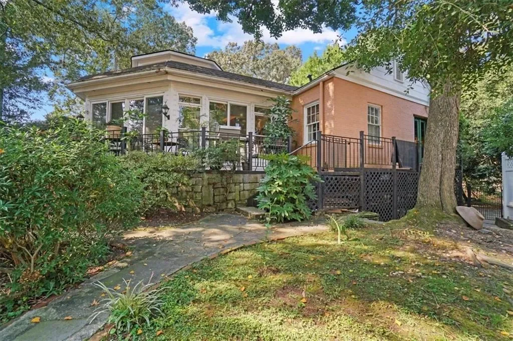 Exterior photo 3