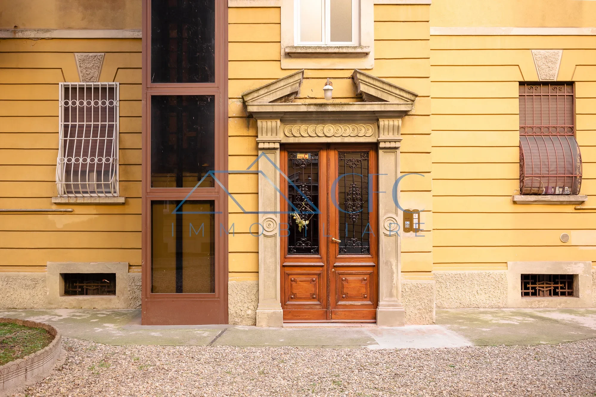 Exterior photo 3