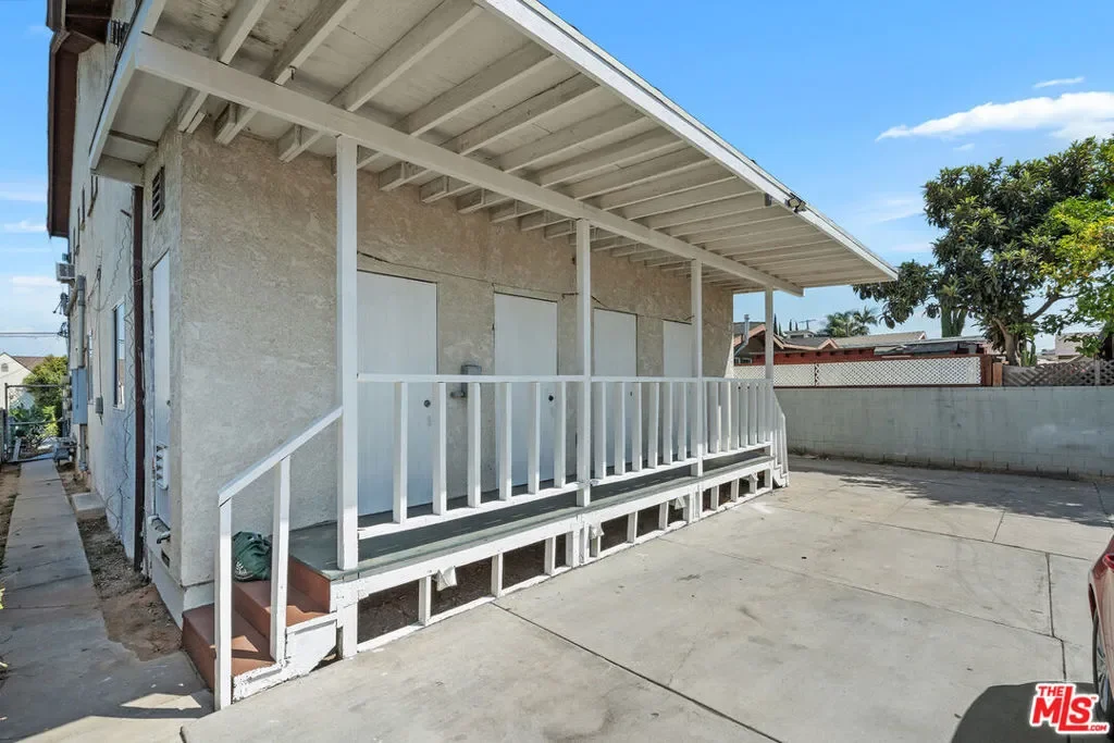 2810 E 6th Street, Los Angeles, California, United States. - Photo 11