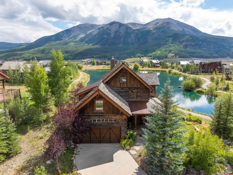 Sunlit Lakeside Sanctuary with Panoramic Mountain Vistas