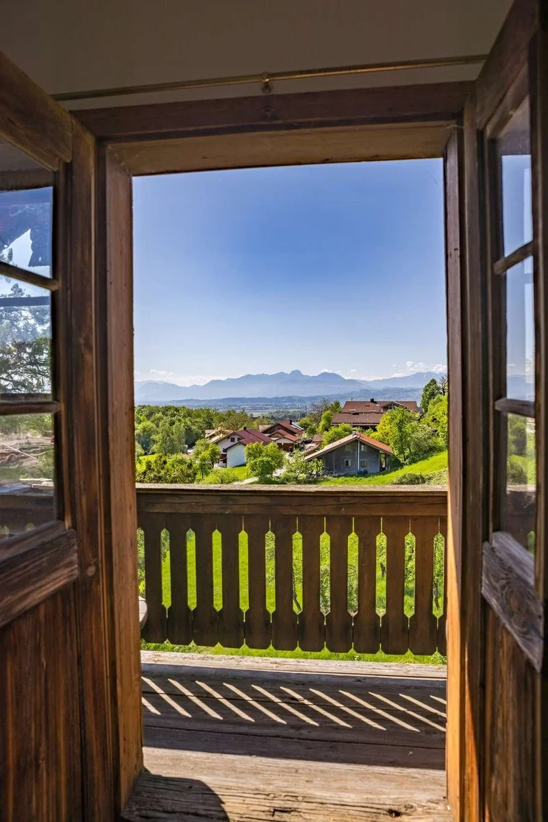 Spectacular panoramic views as far as the Alps: building plot with historic charm