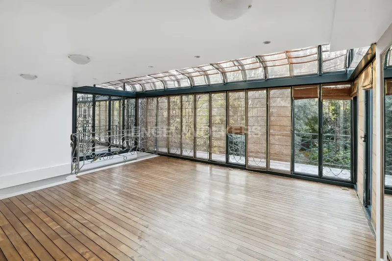 Neuilly-sur-Seine, Île-de-France, France. - Photo 15