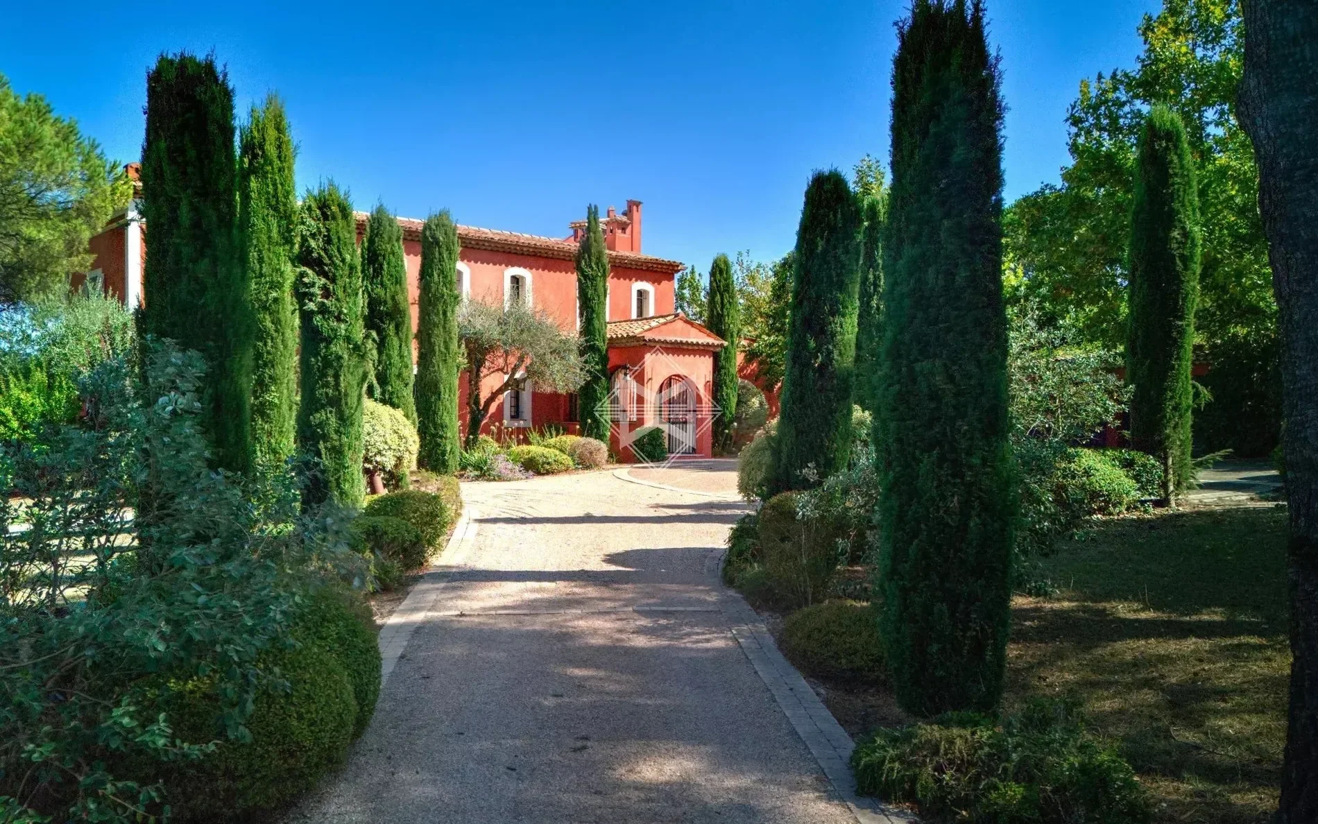 Exterior photo 2