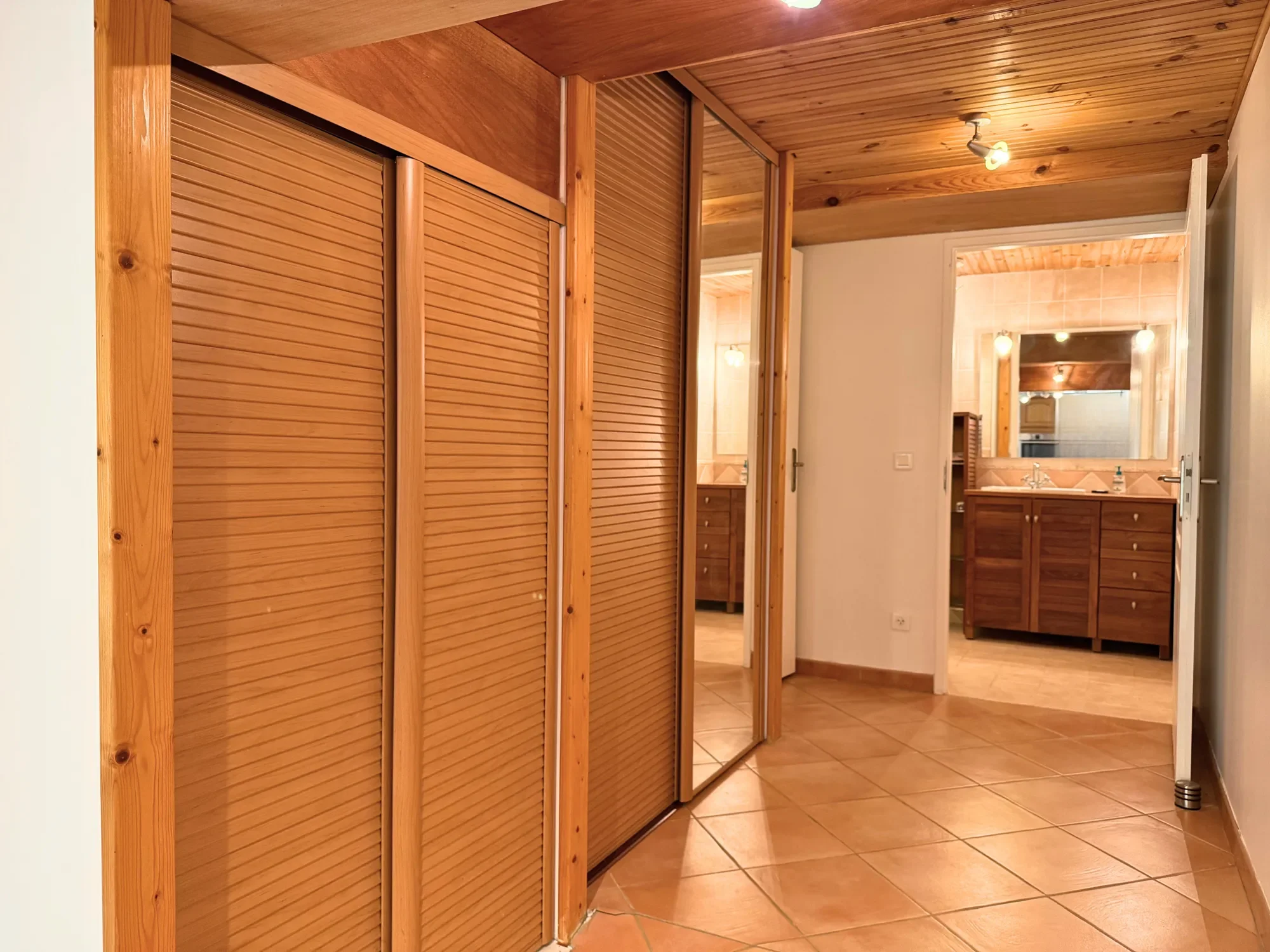 10 minutes from Pierrevert – Large family home with land, pool, and nature views