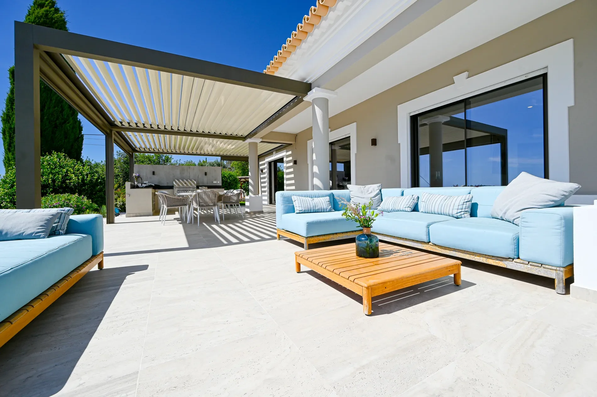 Exterior photo 8