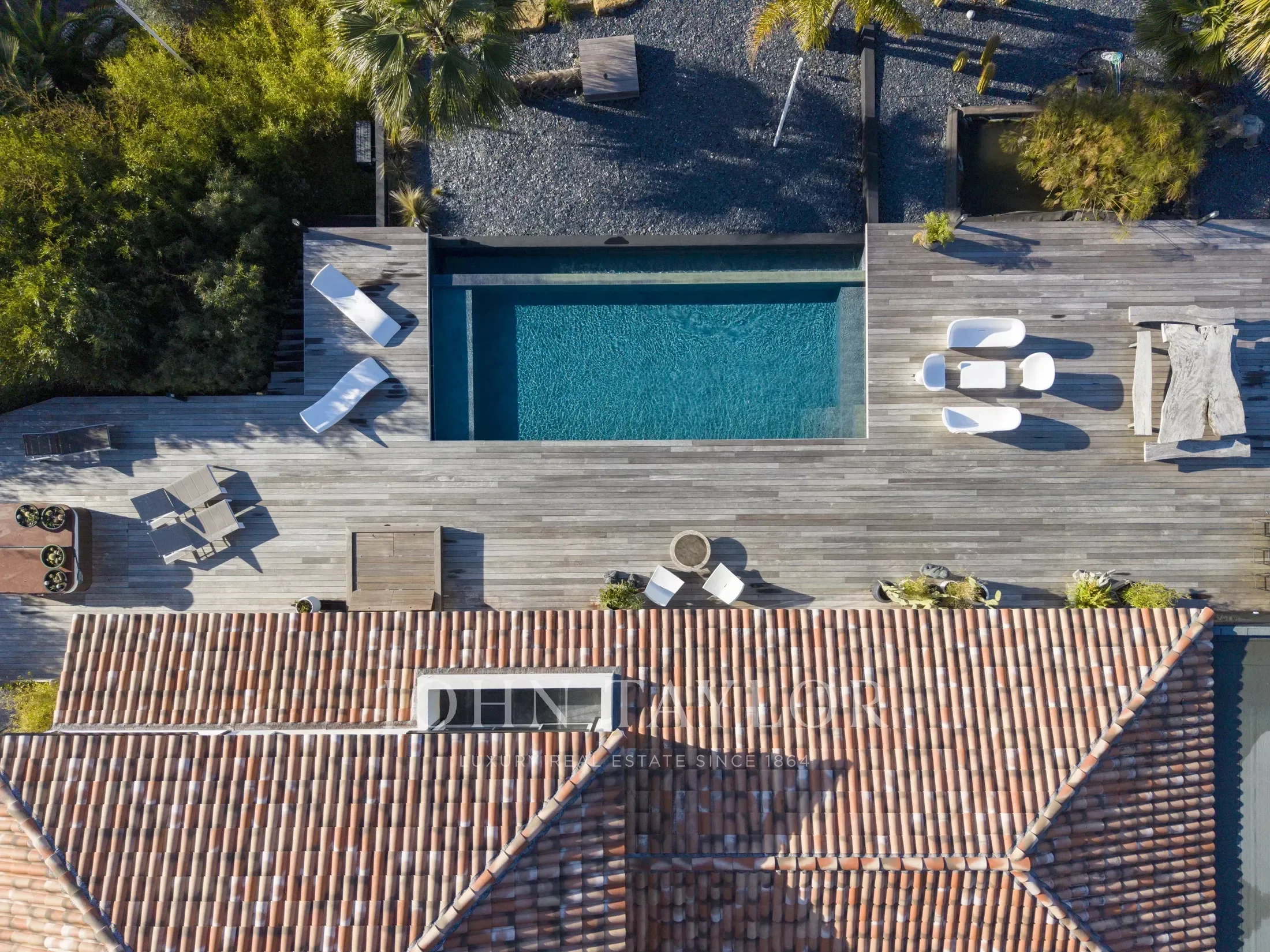 Exterior photo 5