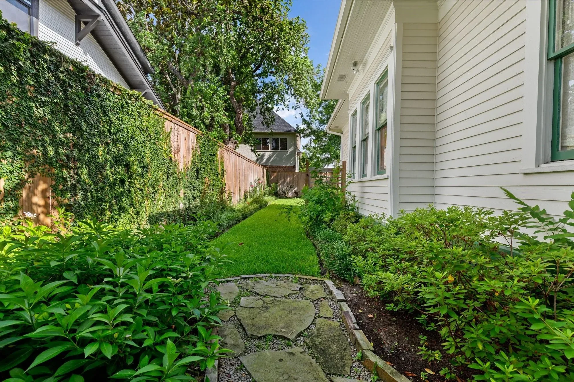 Exterior photo 8