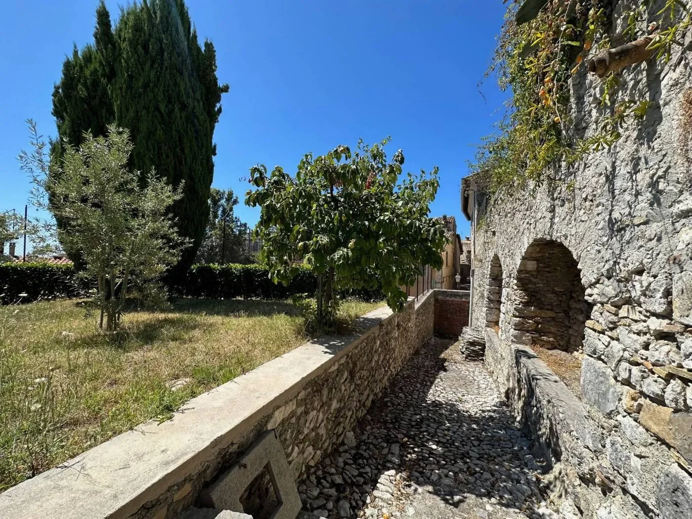 Exterior photo 6