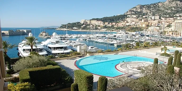 SPACIOUS APARTMENT IN A PRESTIGIOUS RESIDENCE IN FONTVIEILLE