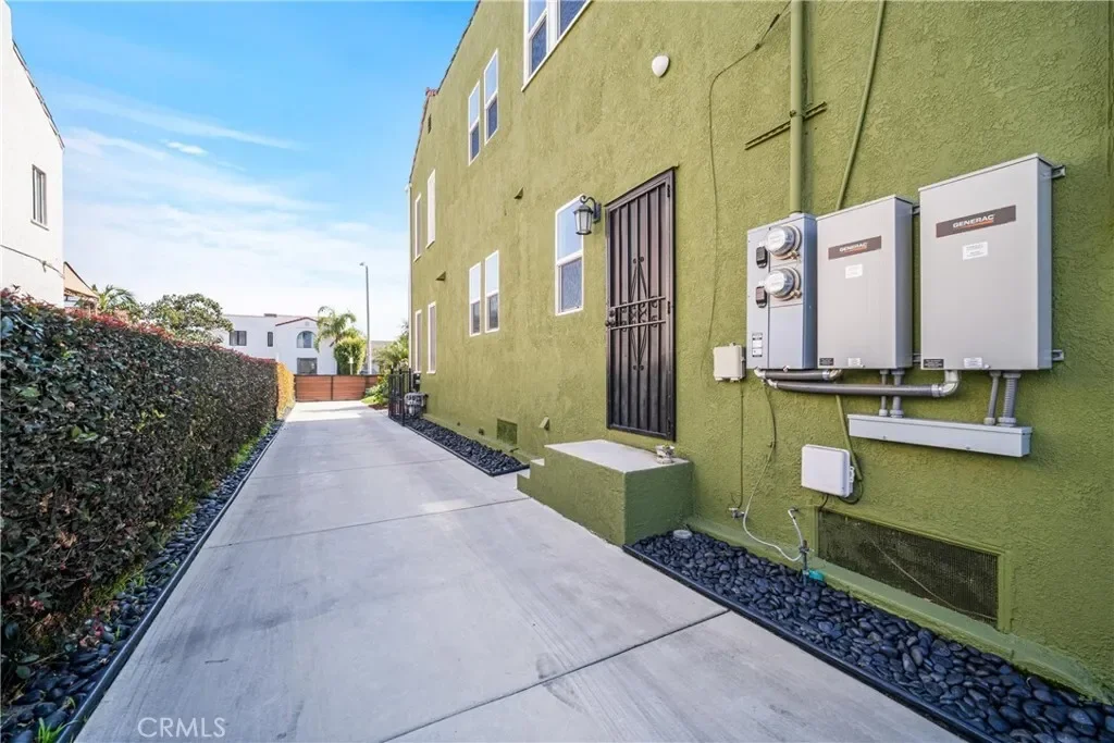 Exterior photo 6