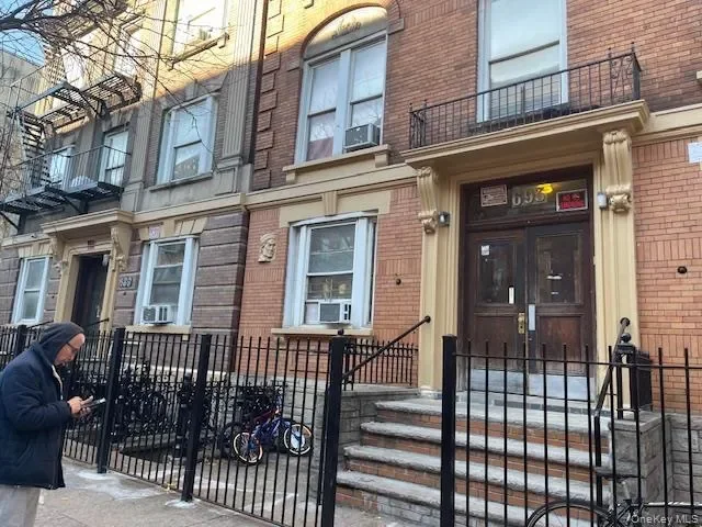 Exterior photo 2