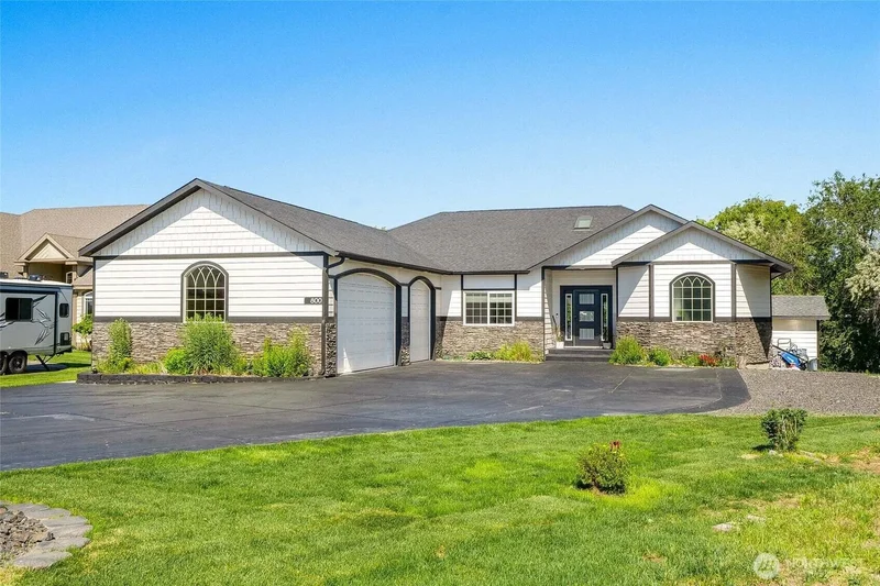 800 S Camas Pl, Moses Lake, WA 98837, Moses Lake, Washington, United States. - Photo 2