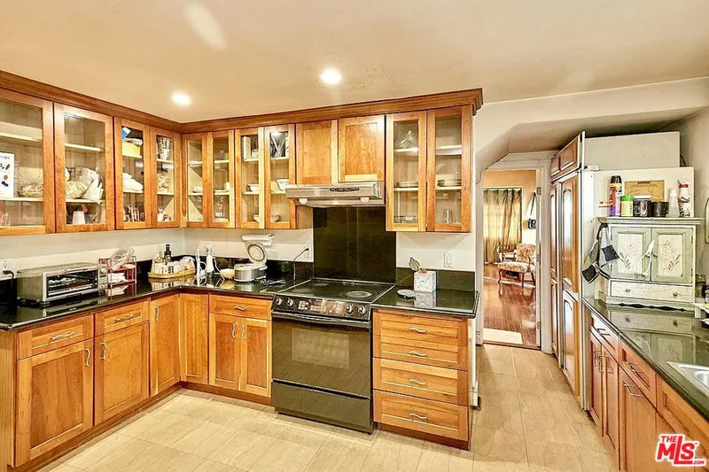450 S Serrano Avenue, Los Angeles, California, United States. - Photo 2