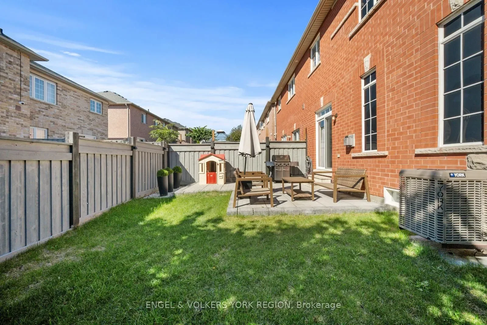 Exterior photo 8
