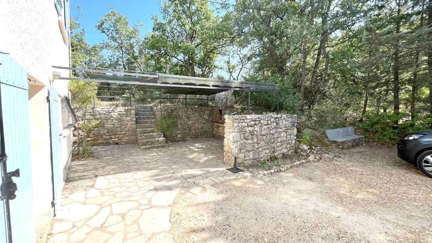 Exterior photo 3
