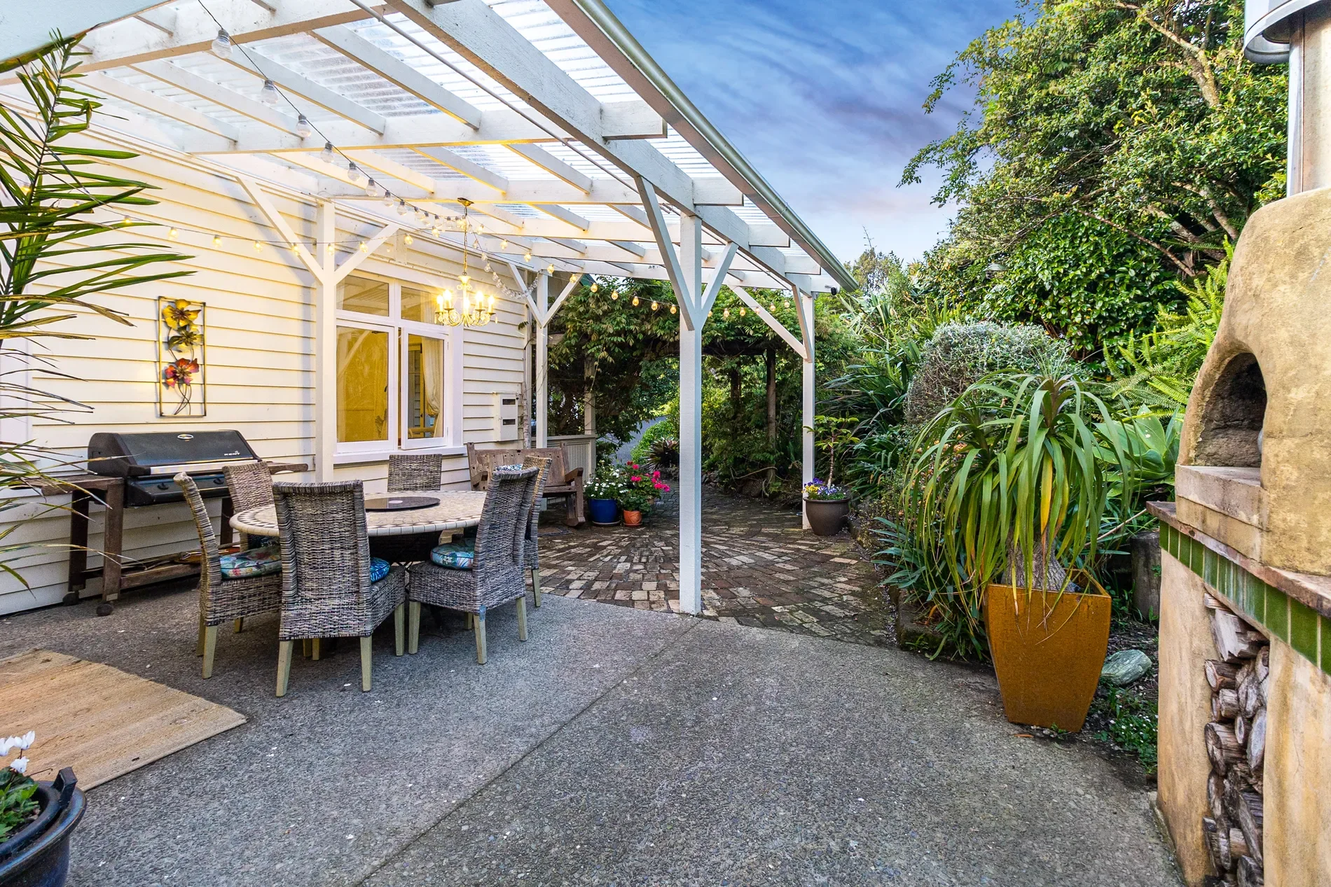 Exterior photo 8