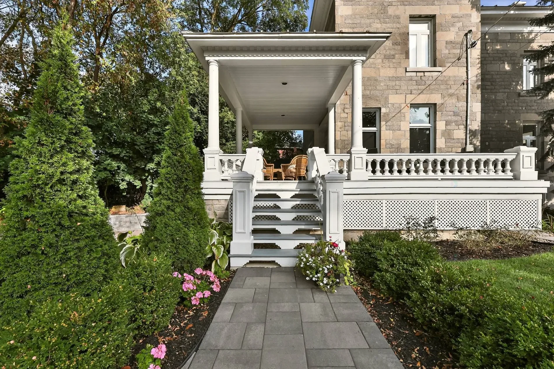 Exterior photo 3