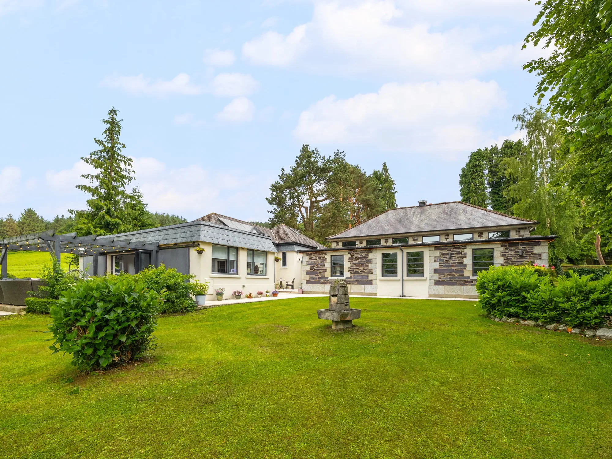 Exterior photo 3