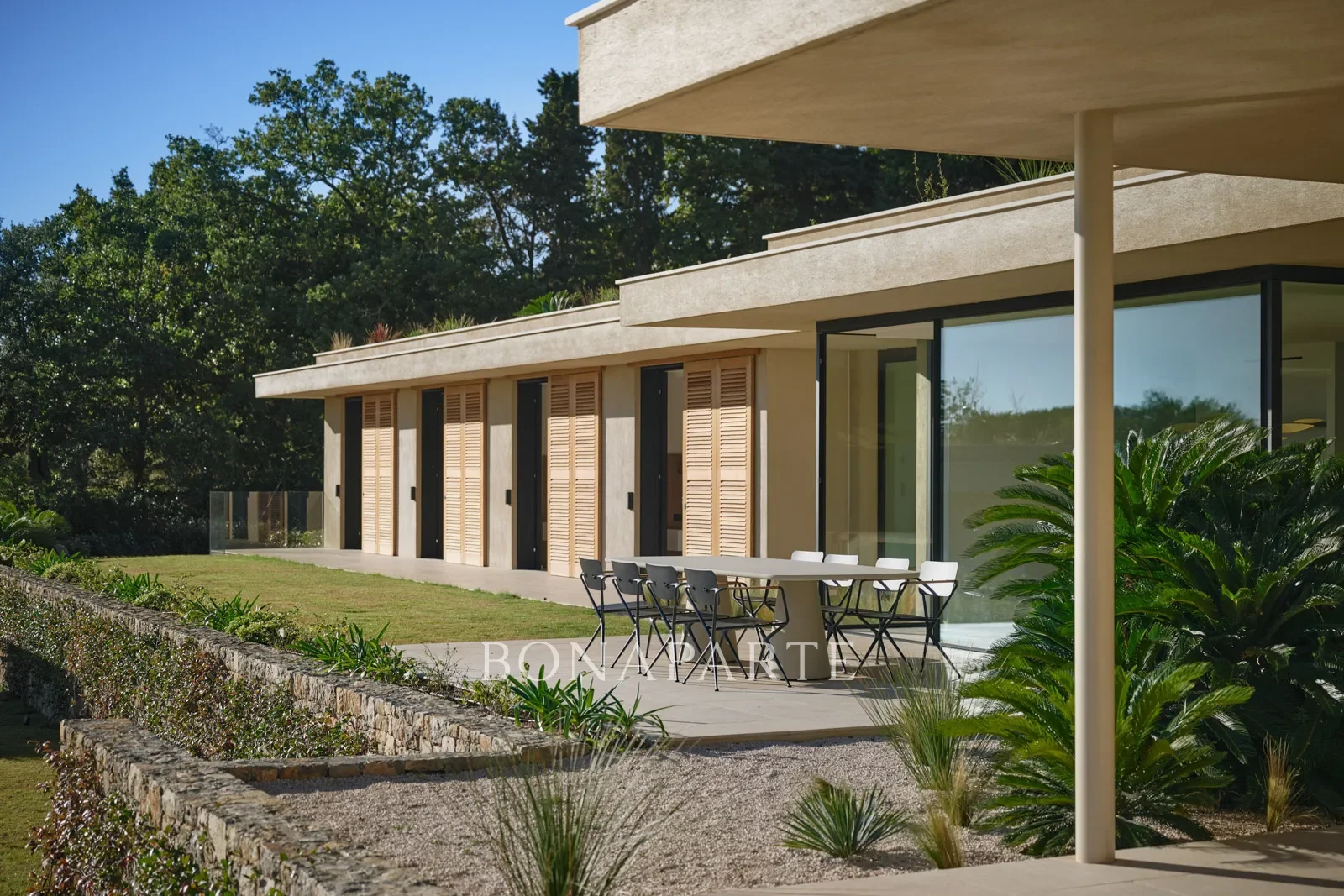 Exterior photo 3