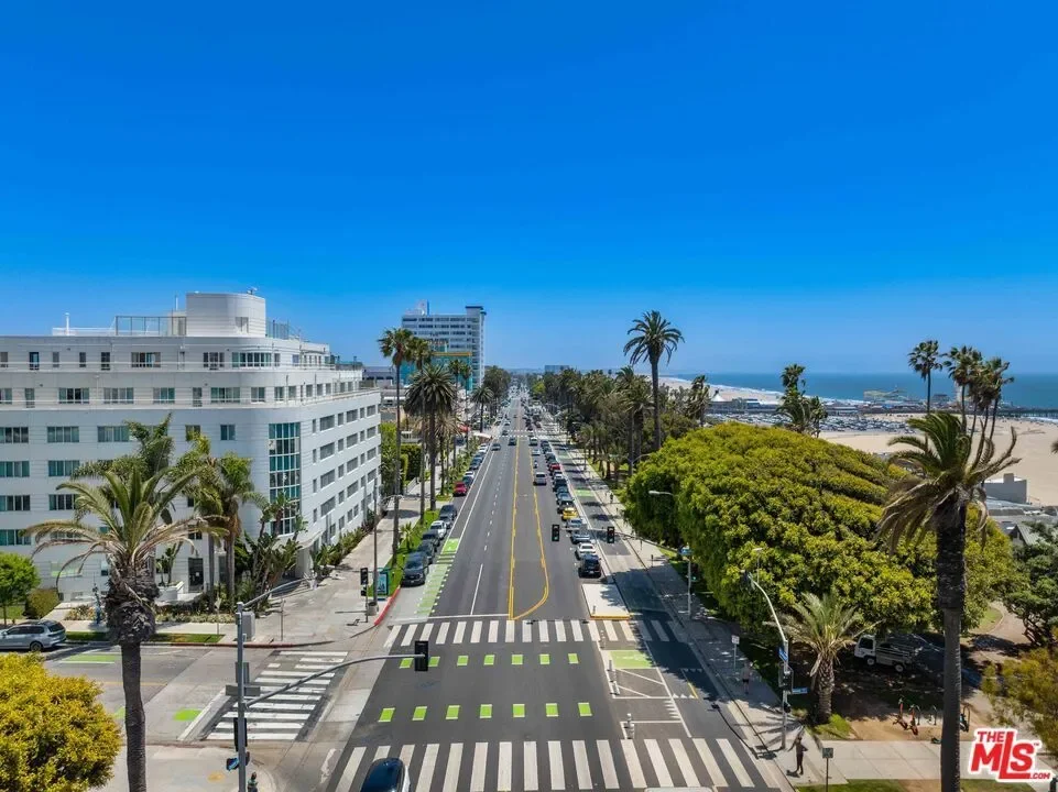 222 7th Street 301, Santa Monica, California, United States. - Photo 41