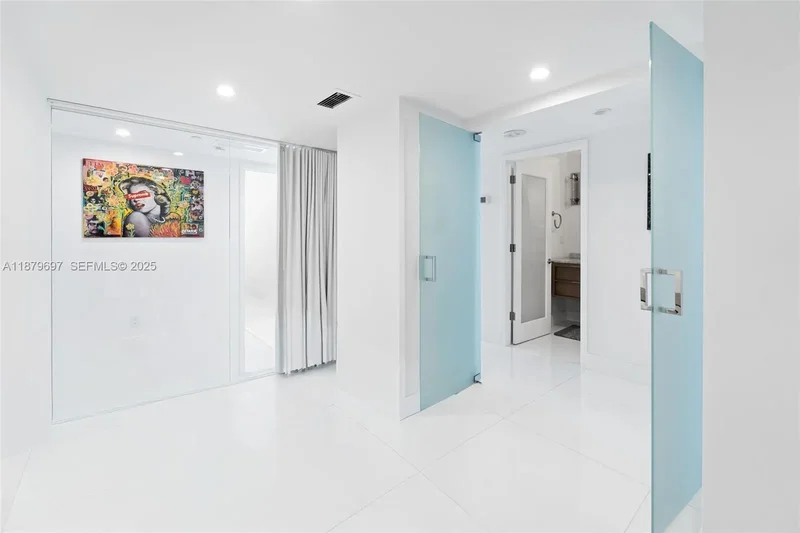 100 Lincoln Rd 1523/1525, Miami Beach, Florida, United States. - Photo 10